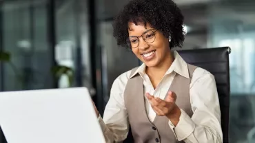 A women on a laptop discussing hiring tips with a client