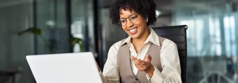 A women on a laptop discussing hiring tips with a client