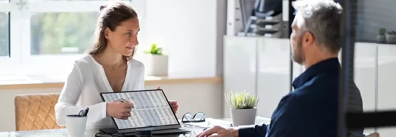 Laptop con hojas de cálculo y calculadora, indicando reportes y análisis financiero.